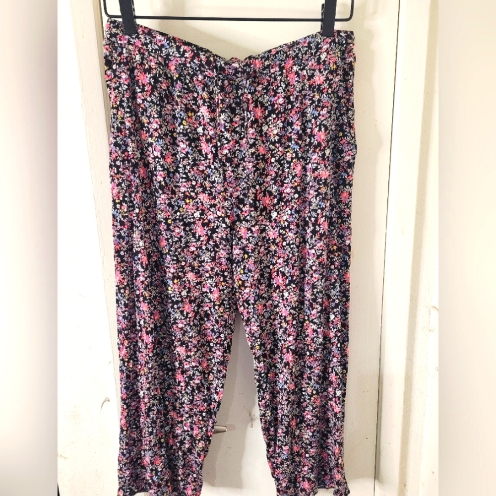 Secret Treasures Capri Style Floral Pajama Bottoms Size Small